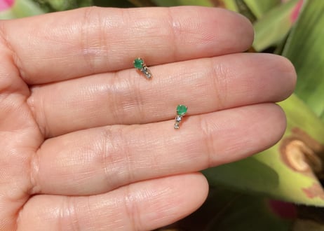 Emerald stardust pierced earring