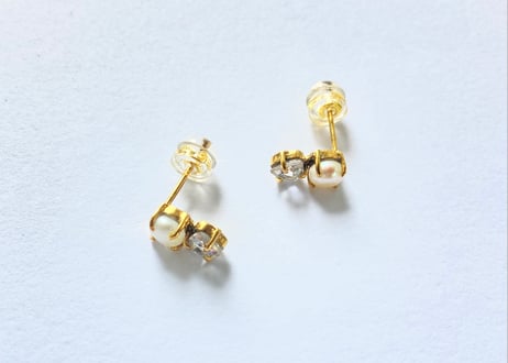 Snow White pearl pierced earring