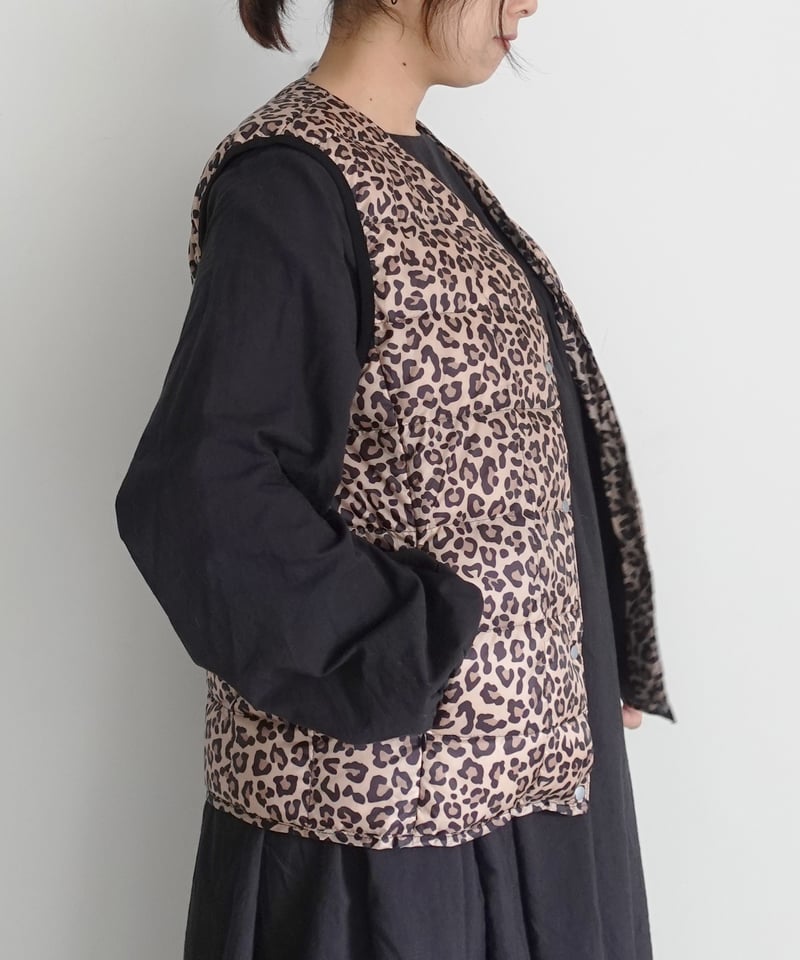 レオナール スポーツ ダウンベスト 花柄 トリム 黒 ダブルファスナー 40 レオナール スポーツ ダウンベスト 花柄 トリム 黒 ダブル