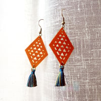 tirinto " KATAGAMI" earrings【鱗×タッセルブルー】