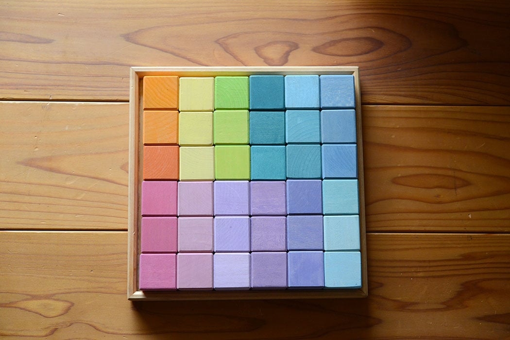 0才-7才〉にじのキューブ 36pcs木箱入り パステル /基本色 | TOYS&GIFT