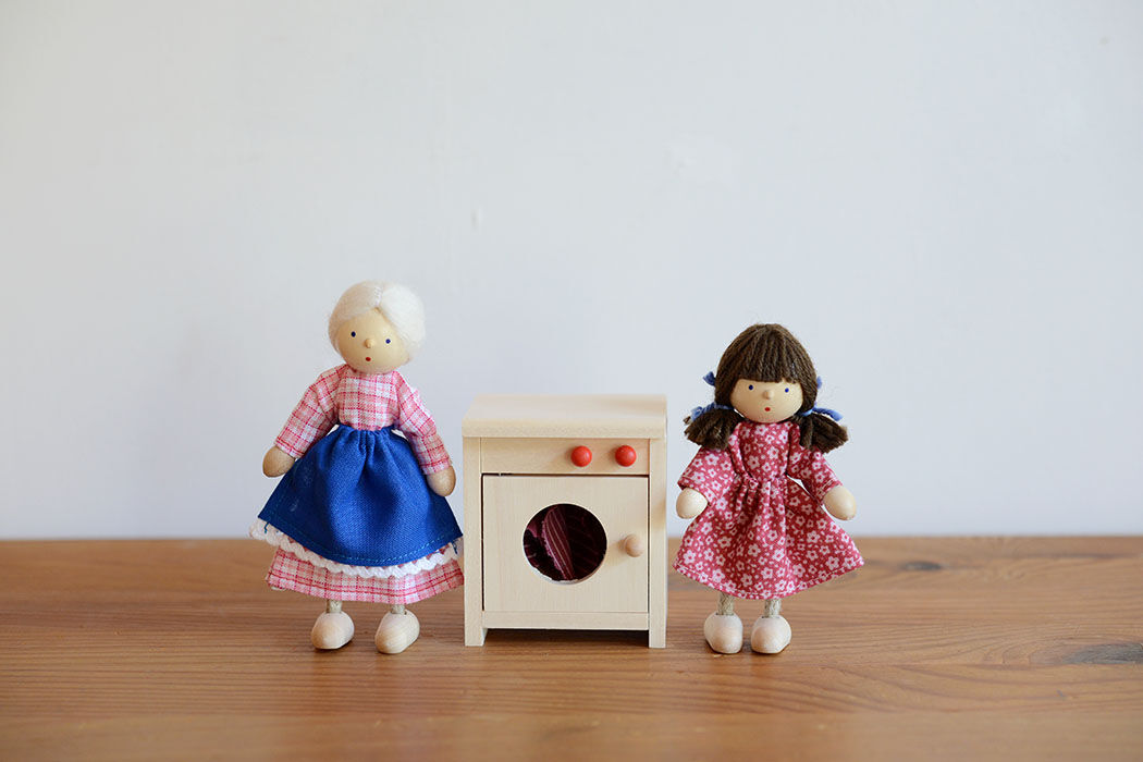 H*L様 HAPE ドールハウス＋家具＋人形 Amazon.co.jp: Hape Doll Family Mansion| 受賞歴のある10ベッド