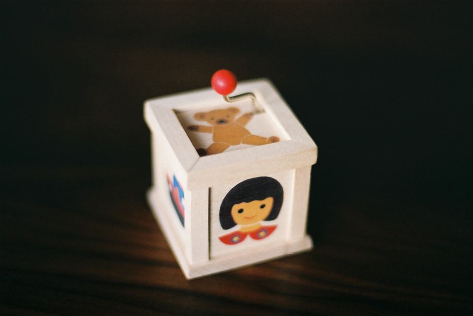 キーナー 手回しオルゴール | TOYS&GIFT MOMO