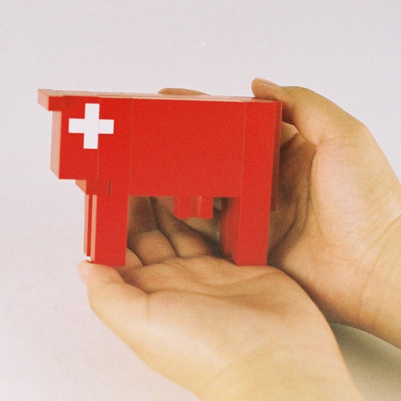 次回入荷時期未定※〈7才-大人〉スイスの赤い牛（小） | TOYS&GIFT MOMO