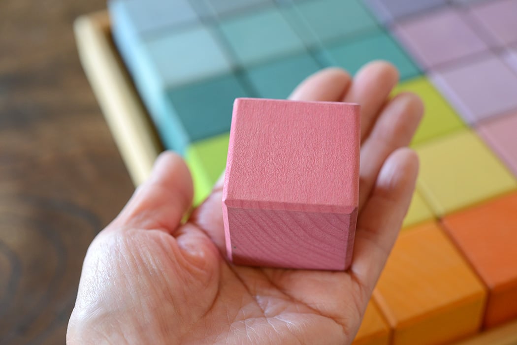 0才-7才〉にじのキューブ 36pcs木箱入り パステル /基本色 | TOYS&GIFT