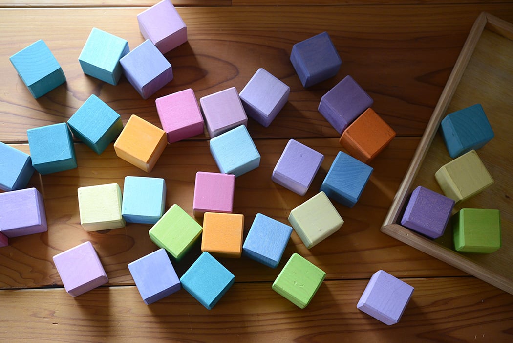 0才-7才〉にじのキューブ 36pcs木箱入り パステル /基本色 | TOYS&GIFT
