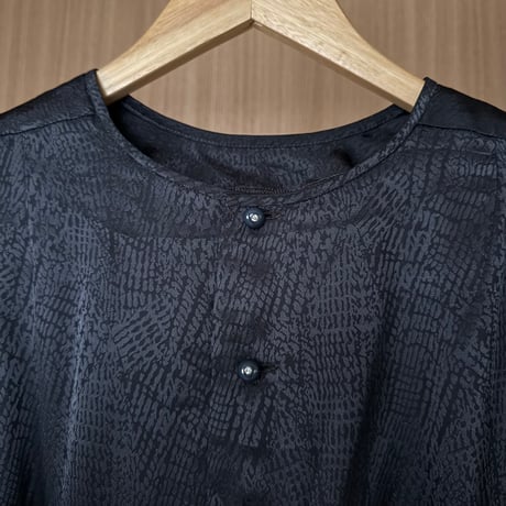 90’back button puff blouse