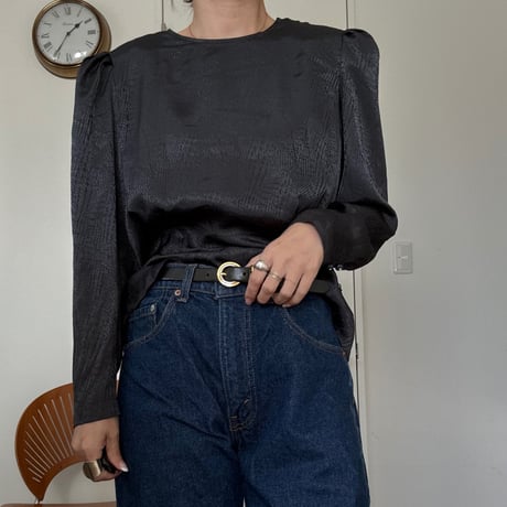 90’back button puff blouse
