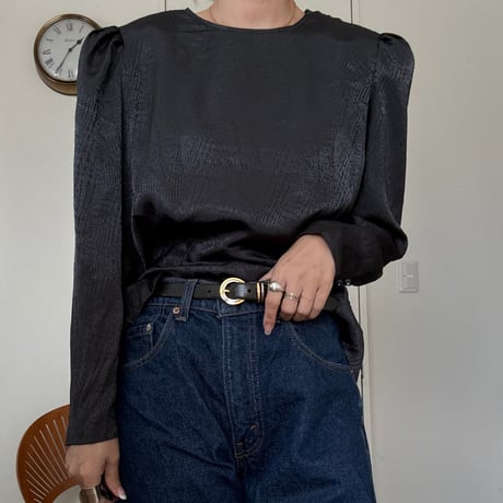 90’back button puff blouse