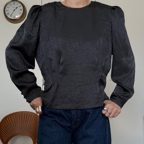 90’back button puff blouse