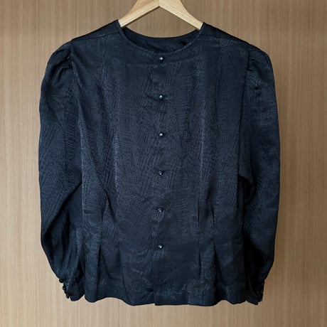 90’back button puff blouse