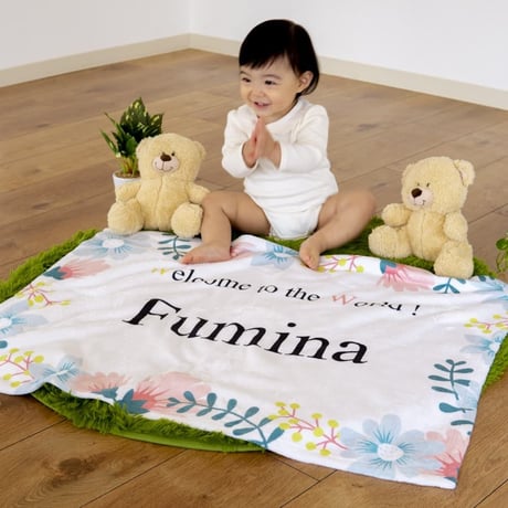 フラワーフラワー 出産祝いの名前入り5点ギフトセット｜名前入りブランケットとスタイ、ミニハンカチ、おむつバッグ、がらがらのギフトセット