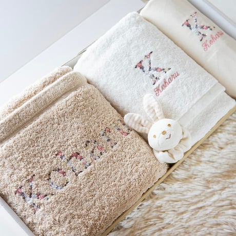 出産祝い 名入れ刺繍 送料無料 名前入りオーガニックコットンベビータオルケットとバスタオル、おむつバッグ、がらがらのギフトセット