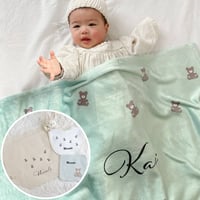 ボン・ヌヌース・ヴェール 出産祝いの名前入り5点ギフトセット｜名前入りブランケットとスタイ、ミニハンカチ、おむつバッグ、がらがらのギフトセット