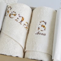 出産祝い 男の子 女の子 ギフトセット 刺繍 名入れ オーガニックコットン名前入りバスタオル2枚セット・FLOWERS・キャラメル・ブラウン
