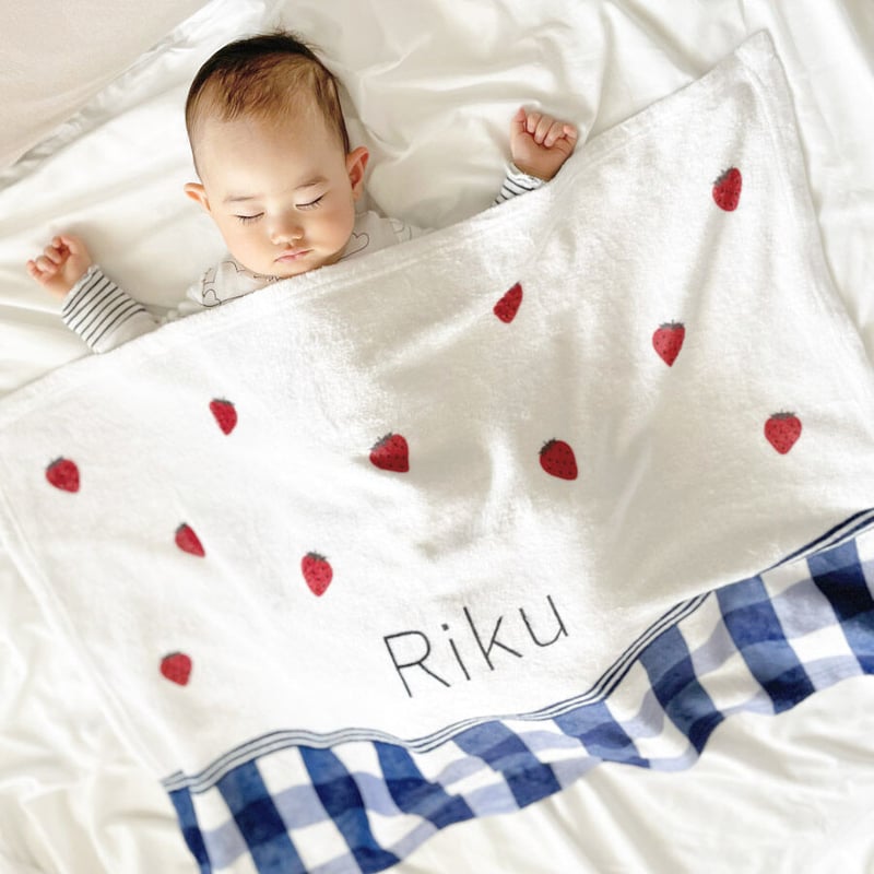 女の子への出産祝い 名前入りブランケット 日曜日のいちご摘み・レッド