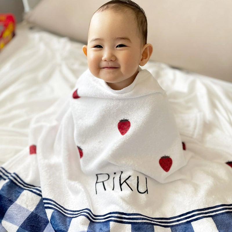 女の子への出産祝い 名前入りブランケット 日曜日のいちご摘み・レッド