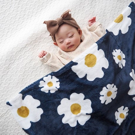 出産祝いのギフトセット 名入れブランケットと名入れミニハンカチ2枚とがらがらのギフトセット・ベルフルール・ネイビー