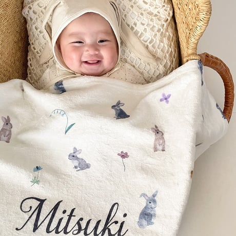 オールシーズン使える通年用素材 出産祝い 女の子にも 男の子にも 名前入りブランケット うさぎといっしょ
