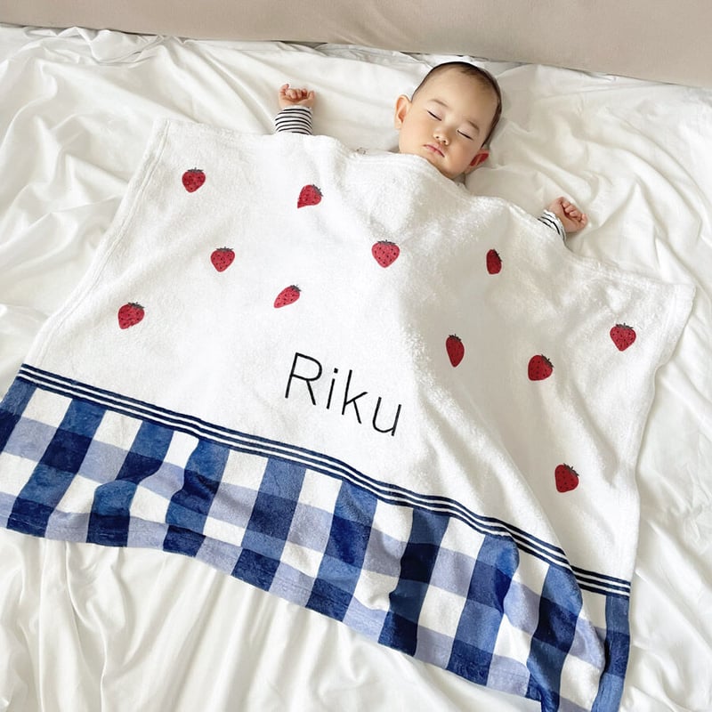 女の子への出産祝い 名前入りブランケット 日曜日のいちご摘み・レッド