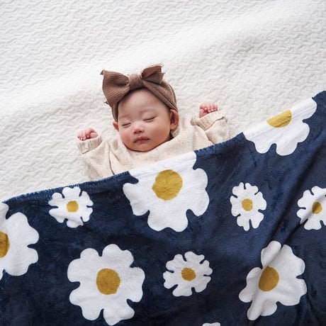 出産祝いのギフトセット 名入れブランケットと名入れミニハンカチ2枚とがらがらのギフトセット・ベルフルール・ネイビー