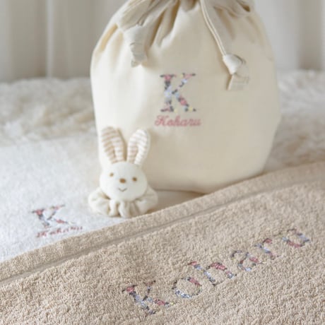 出産祝い 名入れ刺繍 送料無料 名前入りオーガニックコットンベビータオルケットとバスタオル、おむつバッグ、がらがらのギフトセット