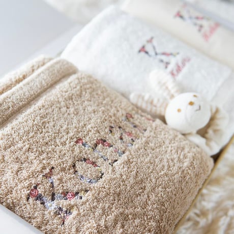 出産祝い 名入れ刺繍 送料無料 名前入りオーガニックコットンベビータオルケットとバスタオル、おむつバッグ、がらがらのギフトセット