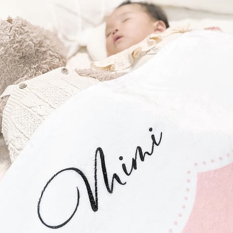 出産祝い 春夏も快適な通年用素材 女の子 名前入りブランケット 窓辺のカノン・ピンク