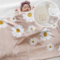 ベルフルール・ベージュ 出産祝いの名前入り5点ギフトセット｜名前入りブランケットとスタイ、ミニハンカチ、おむつバッグ、がらがらのギフトセット