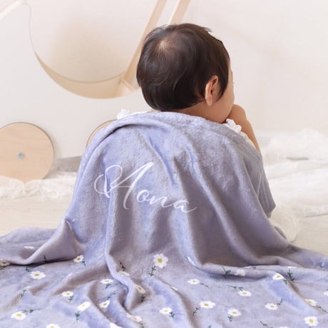 春夏も快適な通年用素材 出産祝い 名前入りブランケット  プティフローラル・グレー