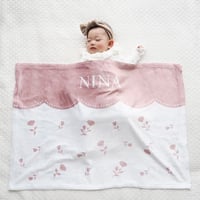 春夏も快適な通年用素材 女の子への出産祝いに 名前入りブランケット シャルロット・ピンク