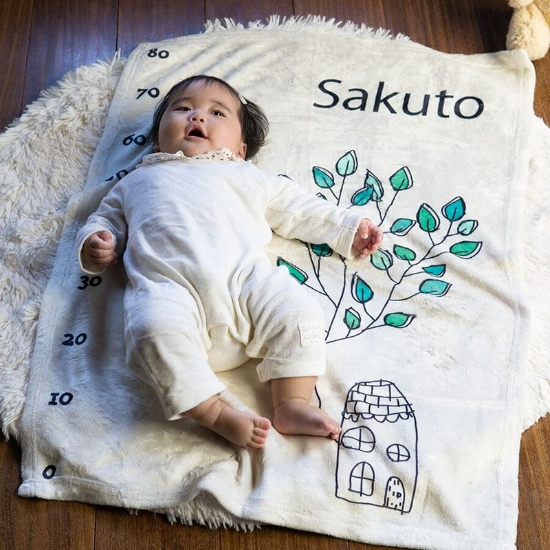春夏も快適な通年用素材 出産祝い 身長計付き名前入りブランケット