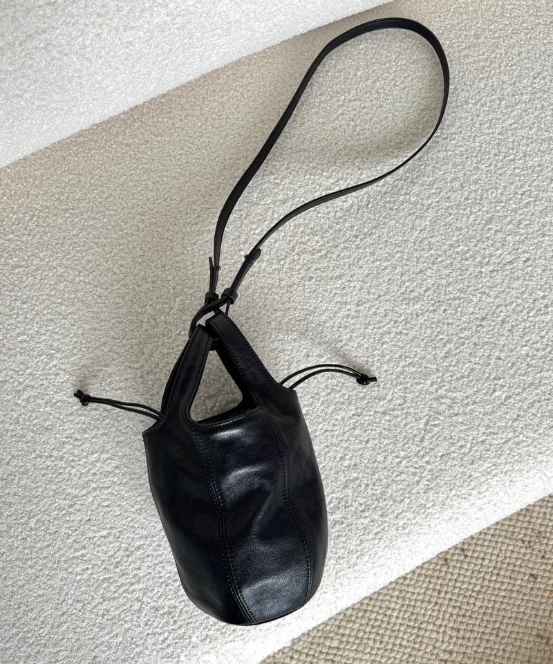 ユリウス　黒 レザー トートバッグ ショルダーストラップ付き JULIUS（ユリウス）の「JULIUS/ユリウス/レザーショルダーバッグ