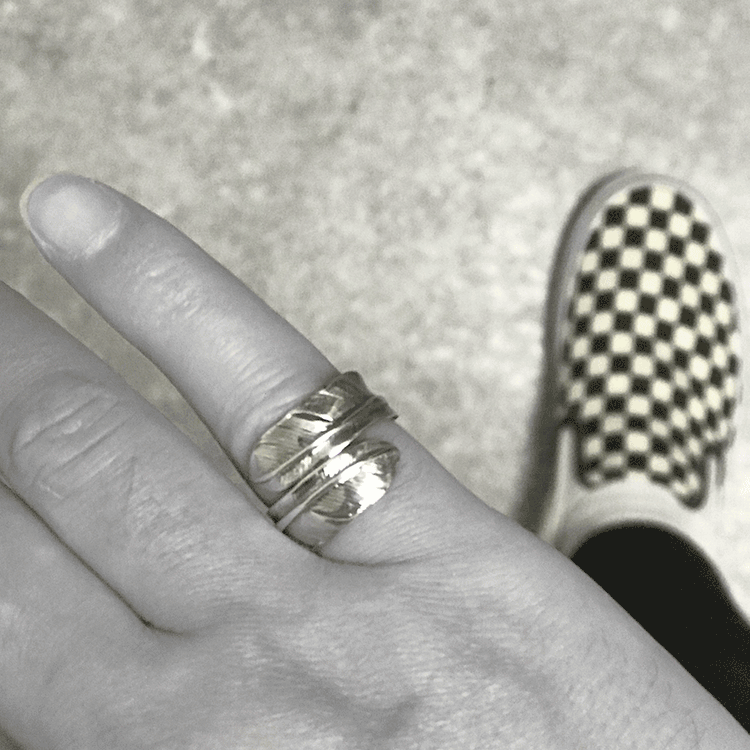 即納】SV925 フェザーシルバーリング フリーサイズ11〜13号 今だけ