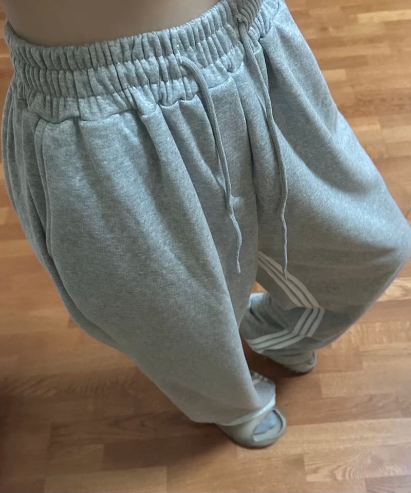 TOYAMAde.y10a4 ペイントワイドスウェットパンツ ゆったりシルエット