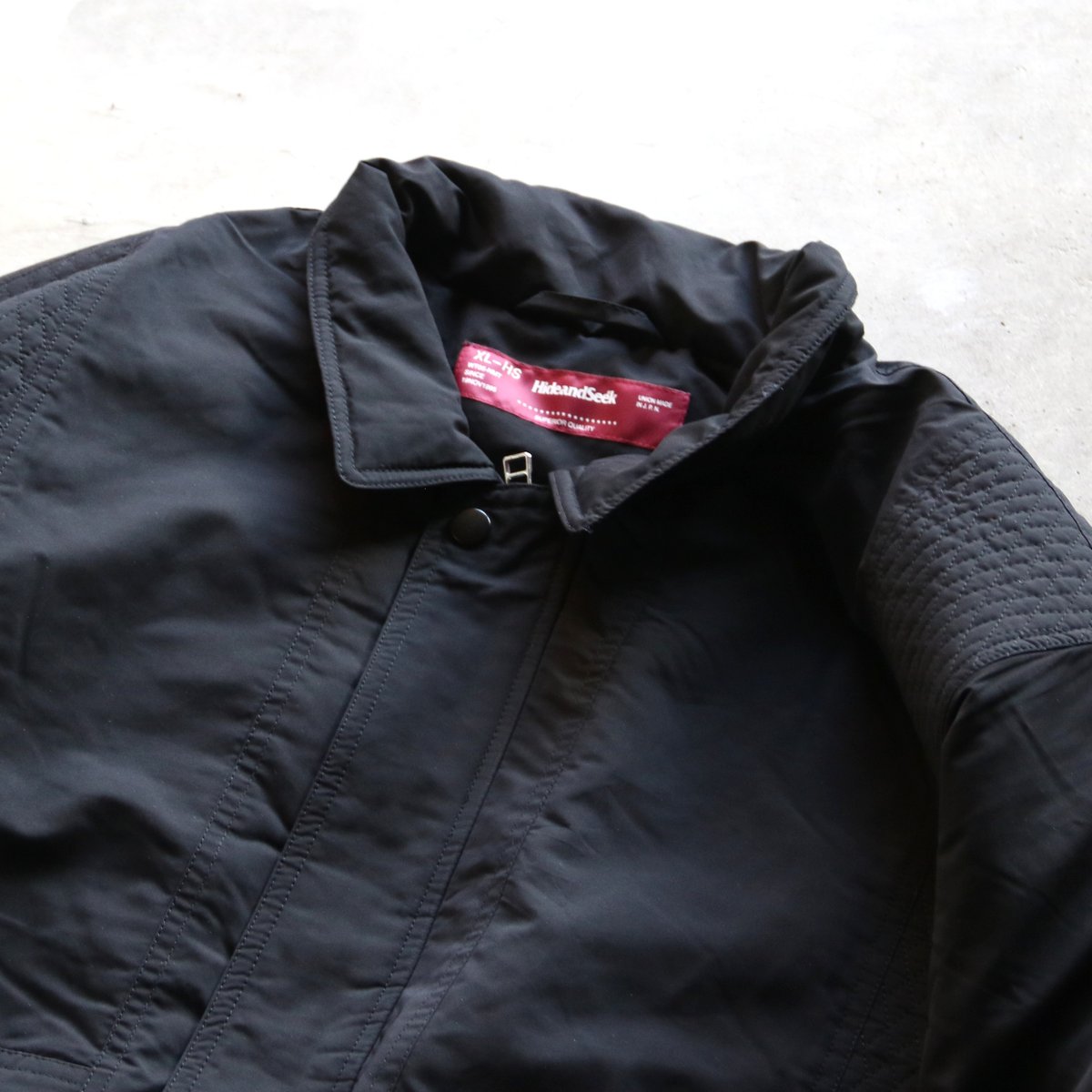 新品 Lサイズ HideandSeek ブラック キルティングJKT HideandSeek - Quilted Team Jacket(24aw) - BLK / キルティング