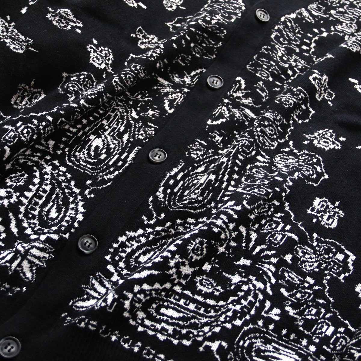 4月13日12:00~販売開始】HIDEANDSEEK / Bandana Cardigan 4月13日12:00~販売開始】HIDEANDSEEK / Bandana Cardigan