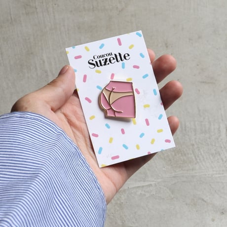 ククシュゼット 正規商品 ピンバッジ ブローチ かわいい おしゃれ フランス 個性的 Coucou Suzette 日焼け ヒップ ピン ピンク (sunburnpin)
