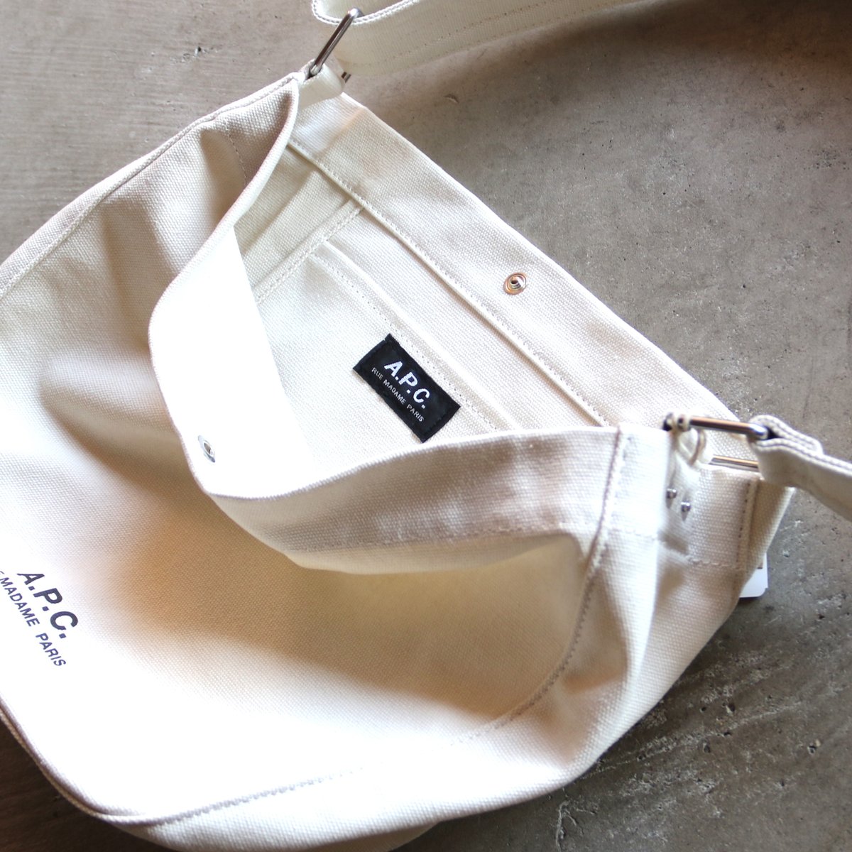 APC / BESACE JOURNAL SMALL CANVAS BAG / 24253-1