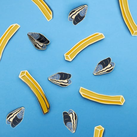 ククシュゼット 正規商品 ピンバッジ ブローチ かわいい おしゃれ フランス 個性的 Coucou Suzette ムール貝 ピン 食べ物 グレー(musselpin)