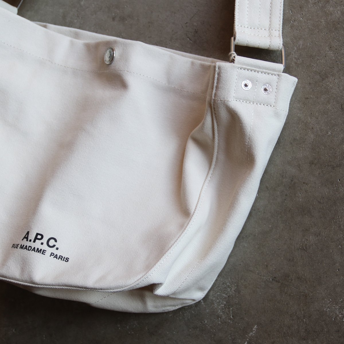 【A.P.C.】BESACE JOURNAL 24AH 新品未開封　ホワイト BESACE JOURNAL 24AH（ショルダーバッグ）｜A.P.C.（アーペーセー）の