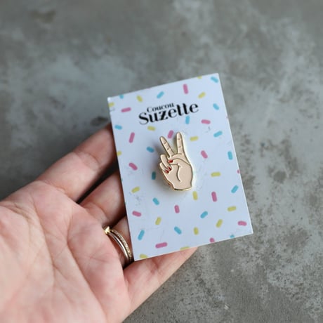 ククシュゼット 正規商品 ピンバッジ ブローチ かわいい おしゃれ フランス 個性的 Coucou Suzette ピースアウト ピン ホワイト(peaceoutpin)