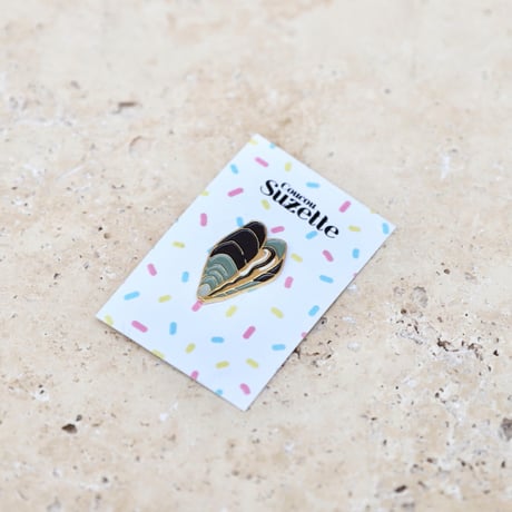 ククシュゼット 正規商品 ピンバッジ ブローチ かわいい おしゃれ フランス 個性的 Coucou Suzette ムール貝 ピン 食べ物 グレー(musselpin)