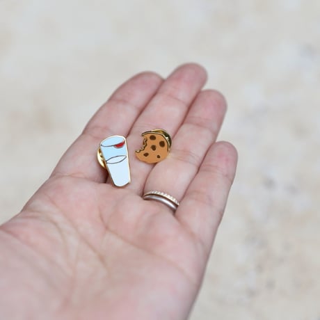 ククシュゼット 正規商品 ピンバッジ ブローチ かわいい おしゃれ フランス 個性的 Coucou Suzette クッキー ミルク ピン 2個セット (cookiemilkpins)