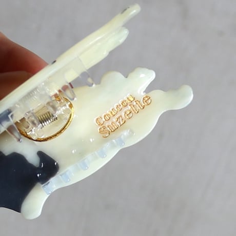 ククシュゼット 正規商品 ヘア アクセ クリップ 犬 かわいい フランス ギフト Coucou Suzette パグ ヘア クロー ベージュ (pugclaw)