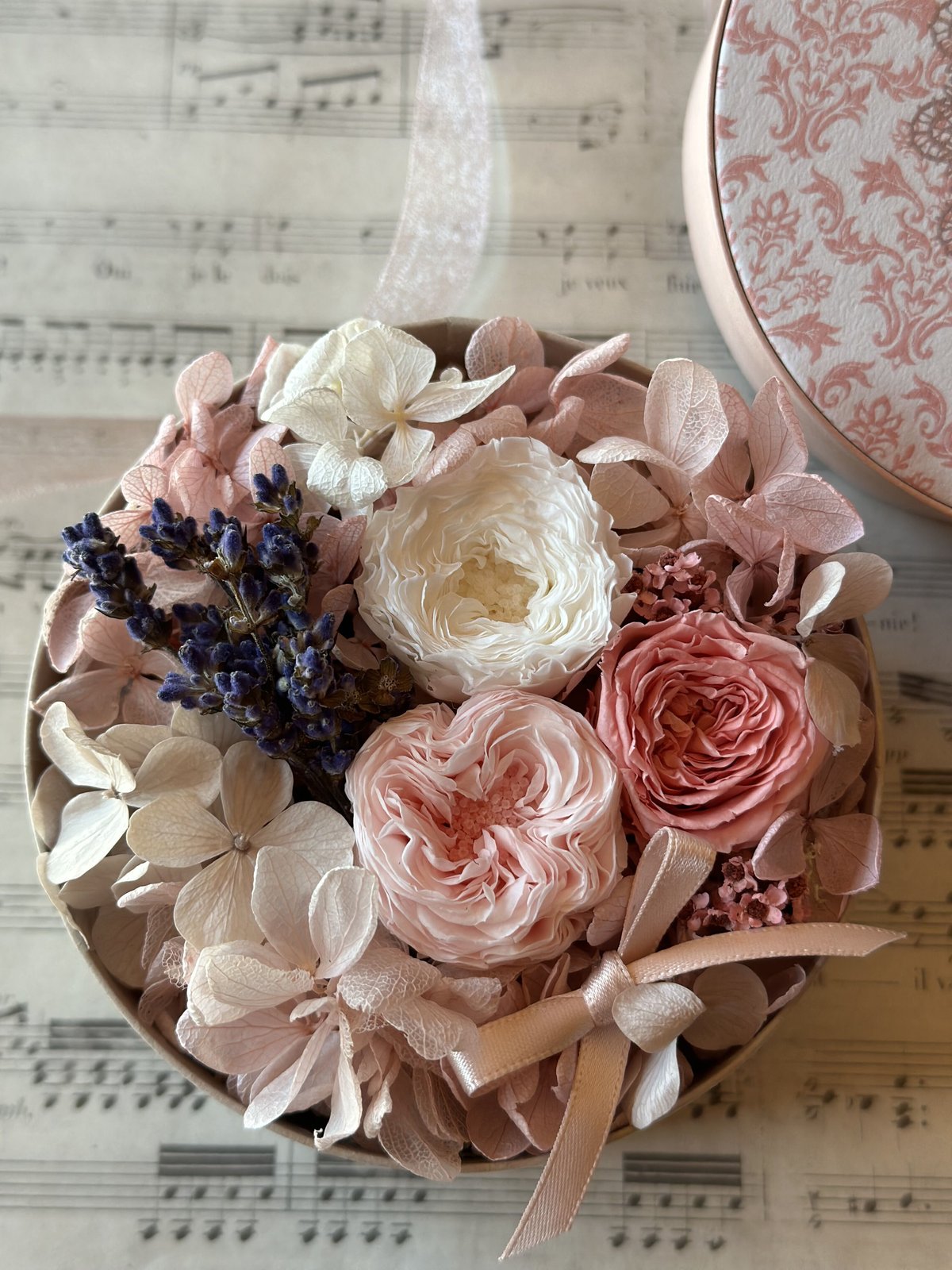 マカロンRoseのBOXアレンジメント♡ | FLORIST IRIE
