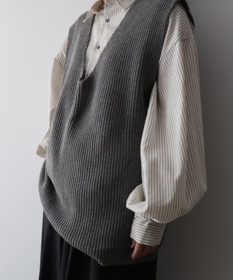 Cashmere V-Necked Vest     [Véritécoeur]
