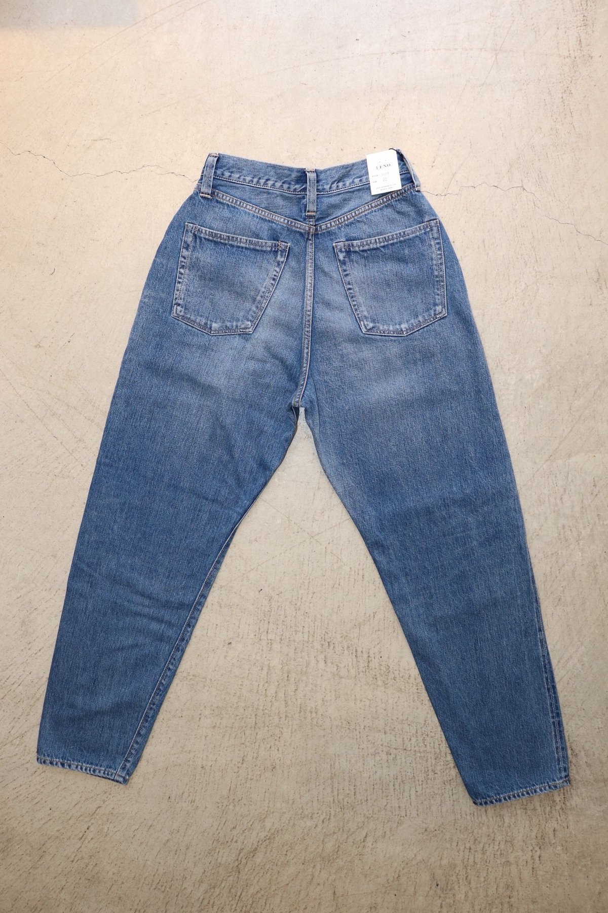 LUCY - High Waist Tapered Jeans 