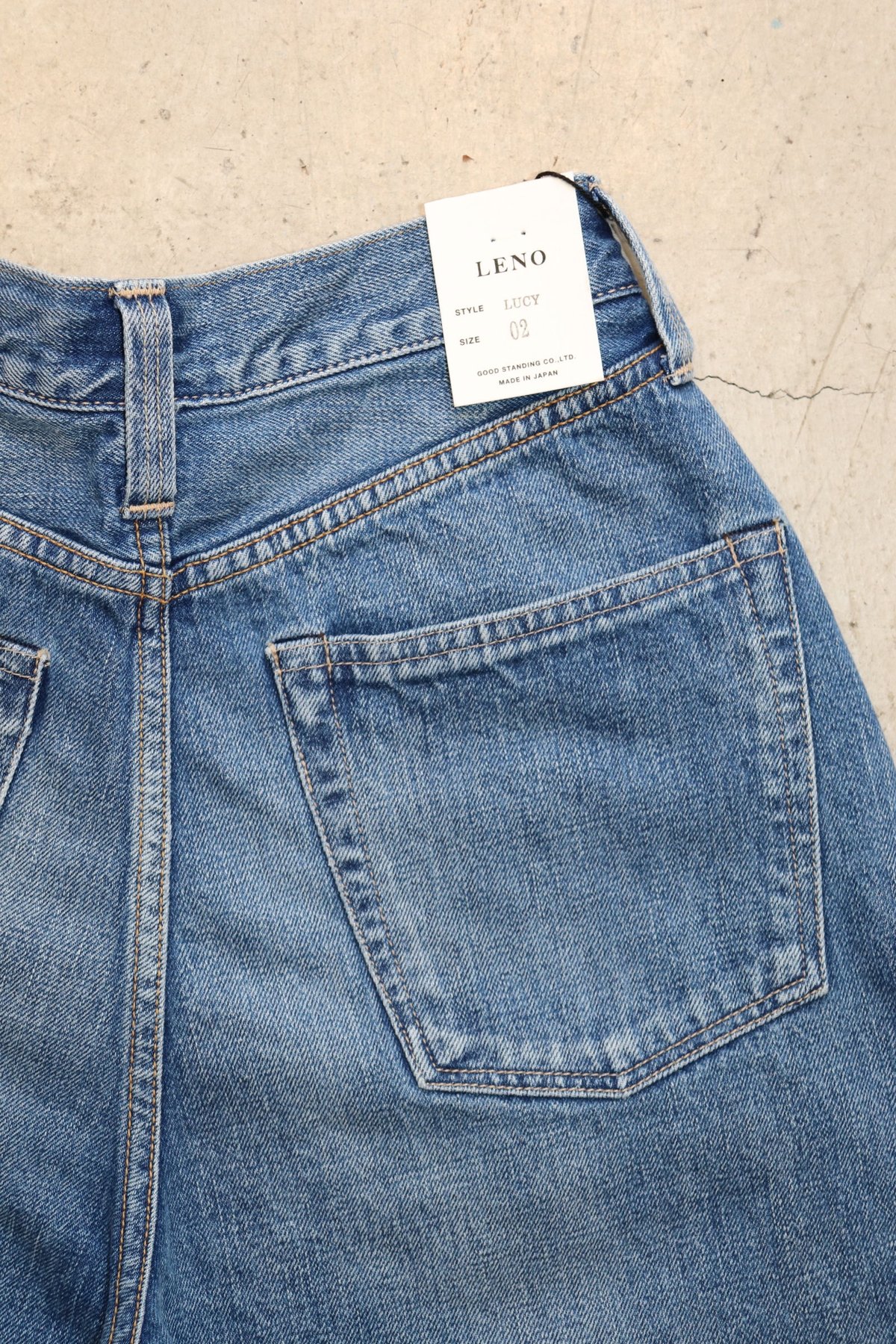 LUCY - High Waist Tapered Jeans 