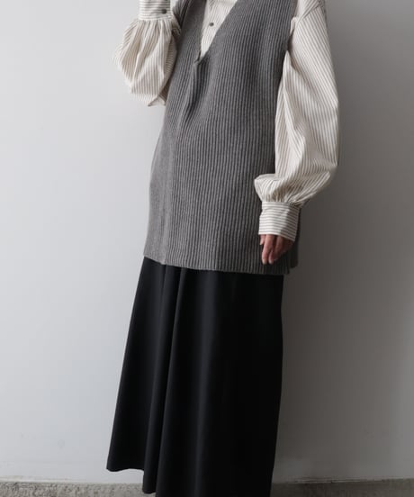 Cashmere V-Necked Vest     [Véritécoeur]